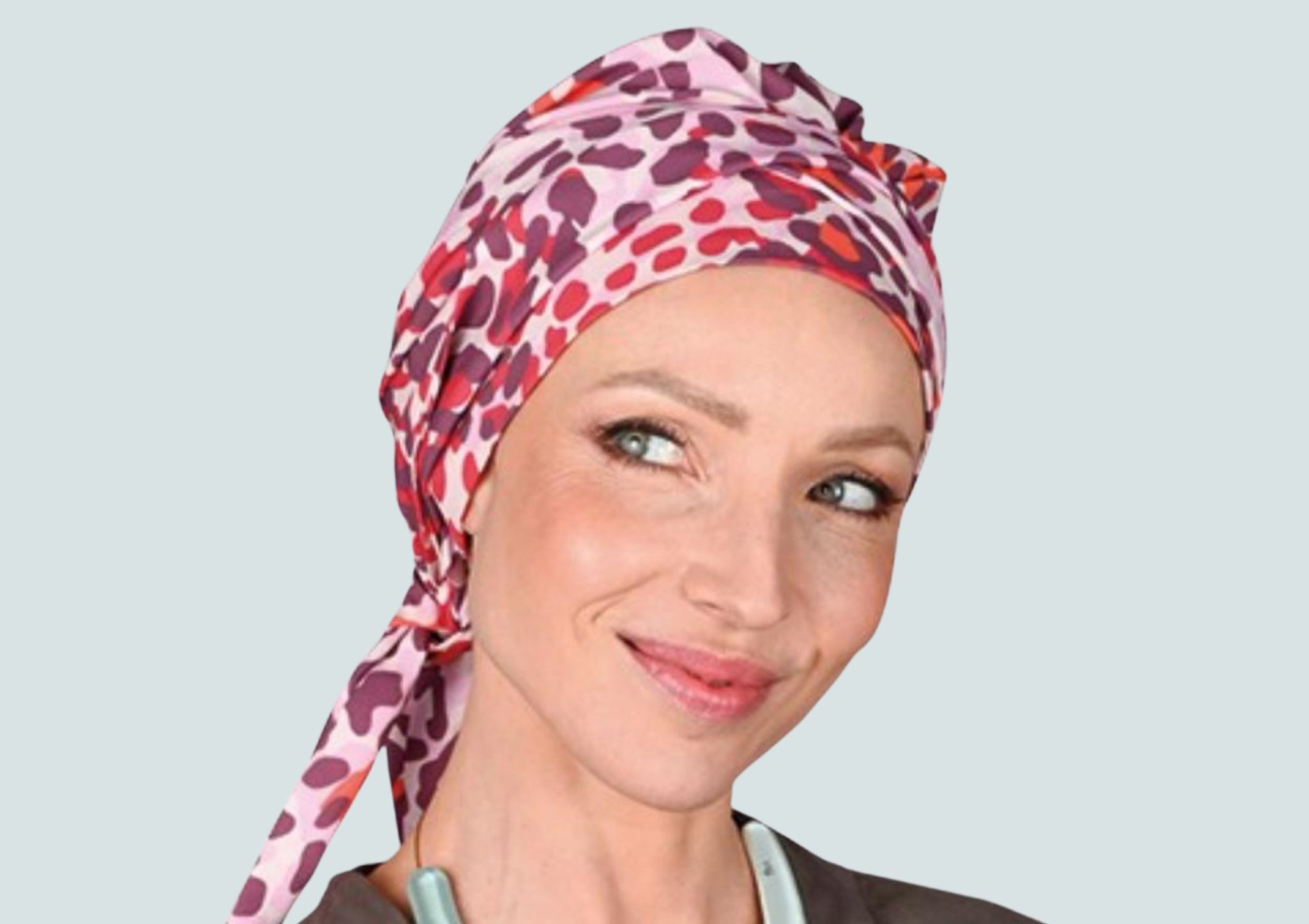 Femme portant un turban gris, rose et blanc