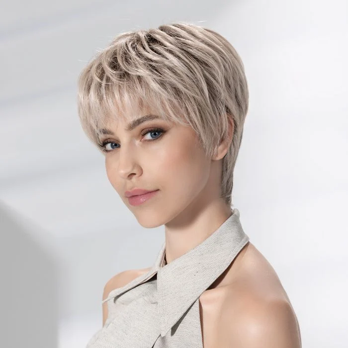 Jeune femme avec perruque blond platine mains derrière la nuque