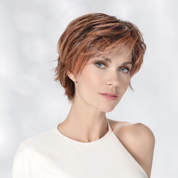 Femme métisse cheveux courts bruns