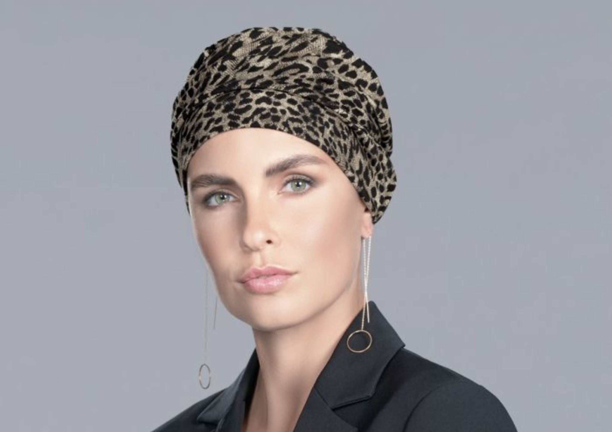 Femme portant un turban gris, rose et blanc